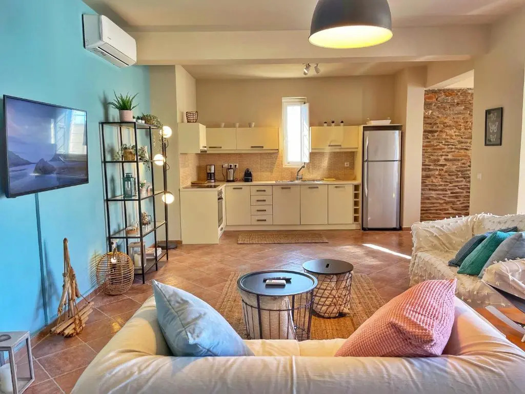 Spacious & Cozy Flat 5 mins to Batsi Bay