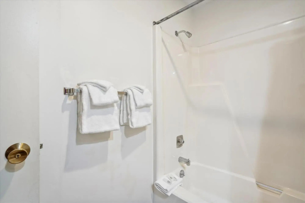 Deluxe Two Bedroom Suite on 2nd floor with outdoor heated pool 20708