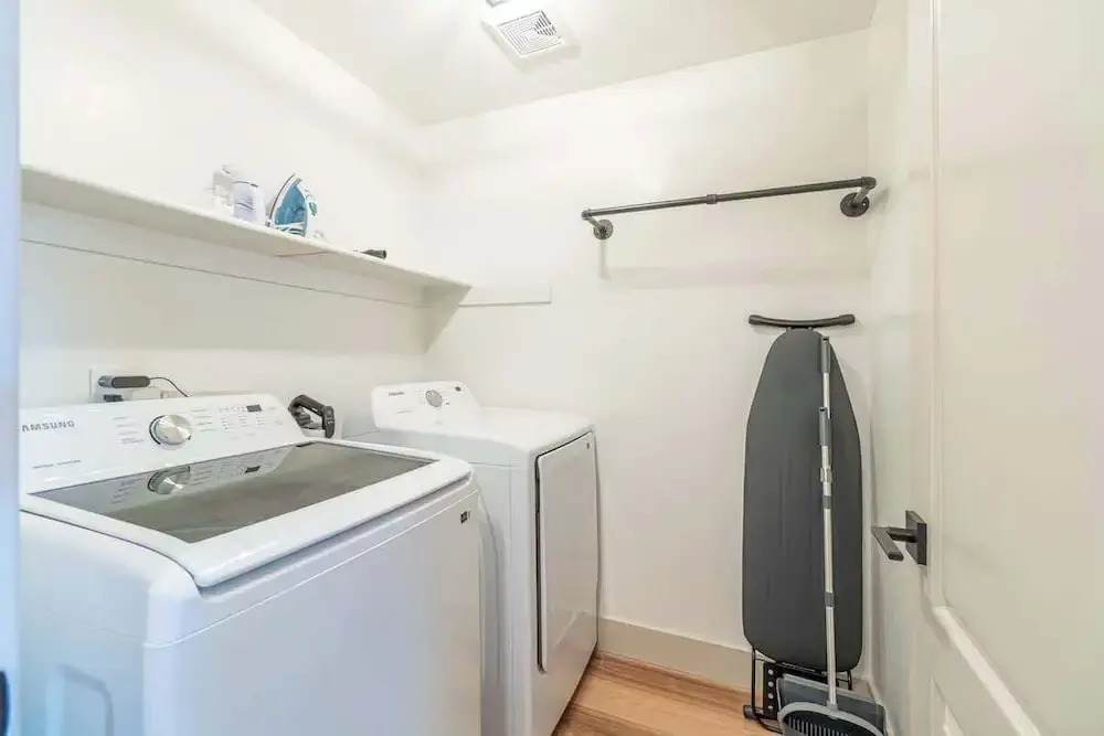 Modern Western Retreat Pet Friendly 4 Bed 2 Bath