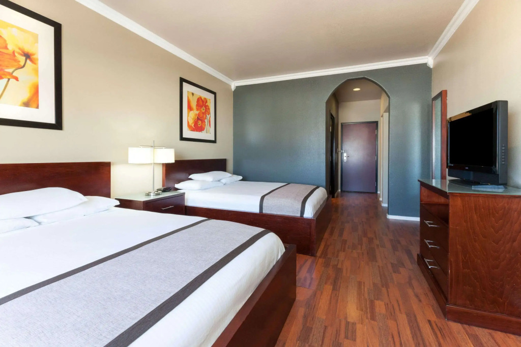 Super 8 by Wyndham Groesbeck