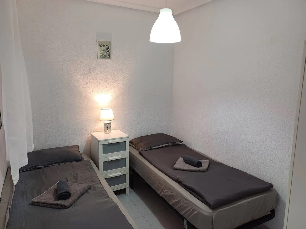 2-bedroom Apartment-close to Beaches and Center