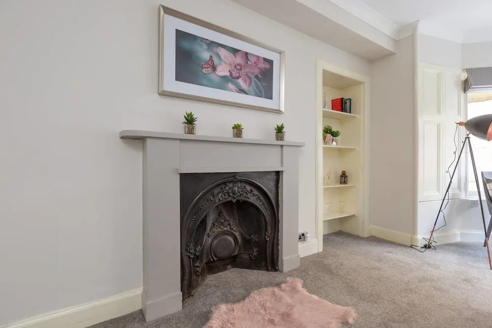 Refined Ground-floor Apt Near Stockbridge Market