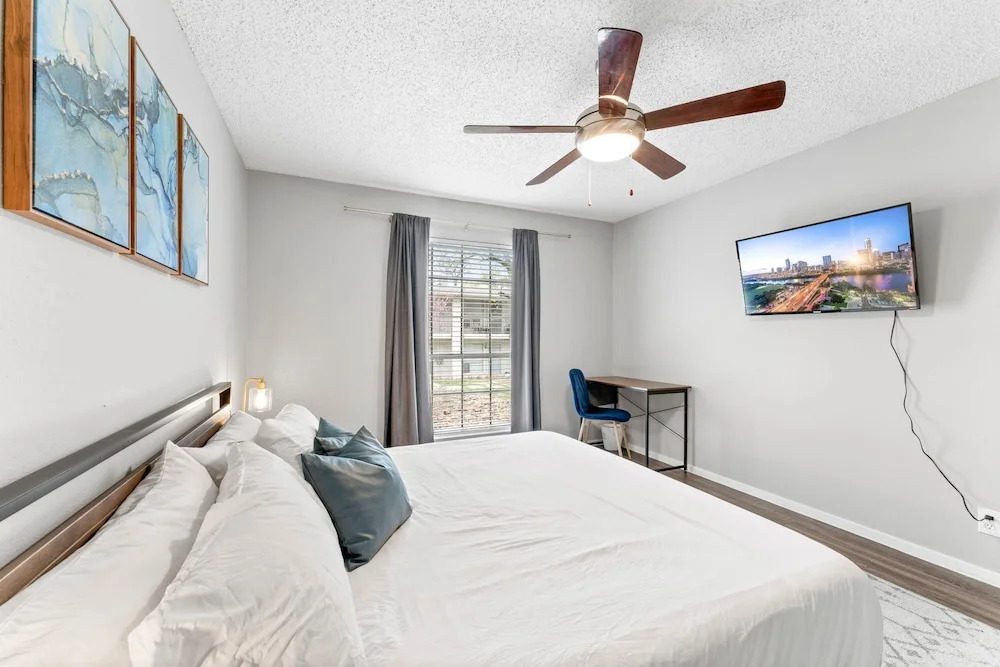 Soco 2BR Comfy Suite w Pool King bed Fast Wifi
