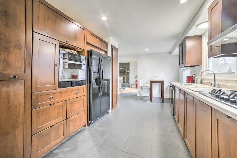 15 Mi to Pittsburgh: WFH-Friendly Home w/ Deck