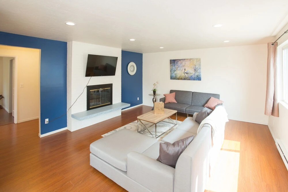 Deplane At Blaine - 2 Seattle Apts - Sleeps 14