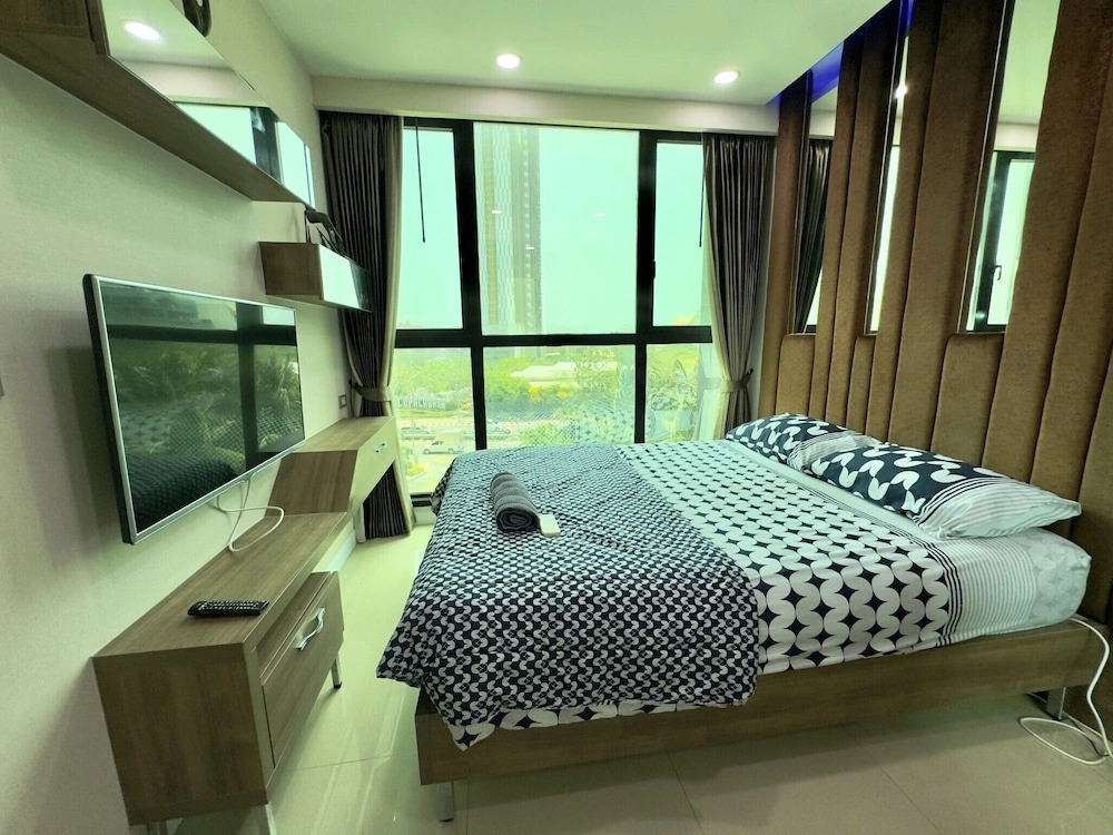 Stylish Low-floor 2-bedroom Sea-view Condo at Dusit Grand Condo View