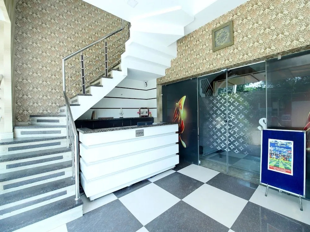 OYO 44541 Hotel Nanda