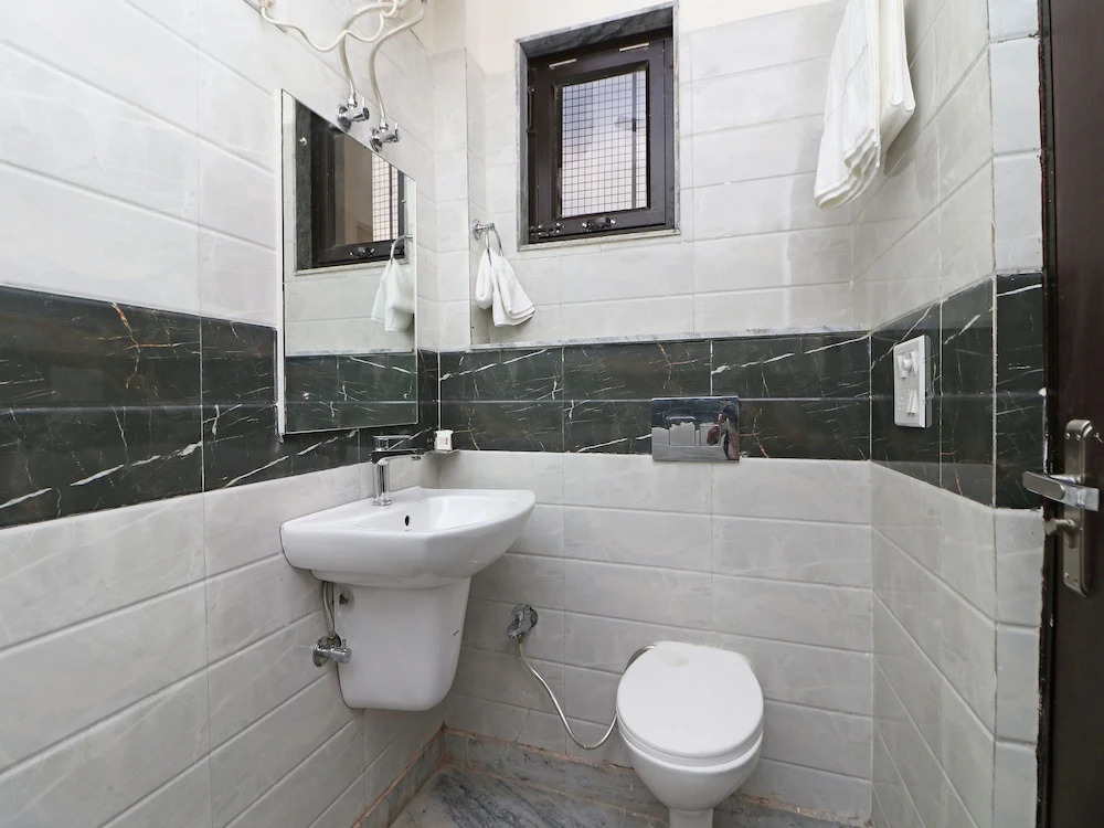 OYO 12143 Hotel SKD