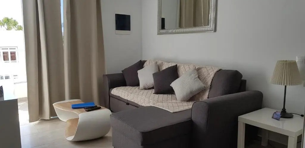 Los Gracioseros Apt 207