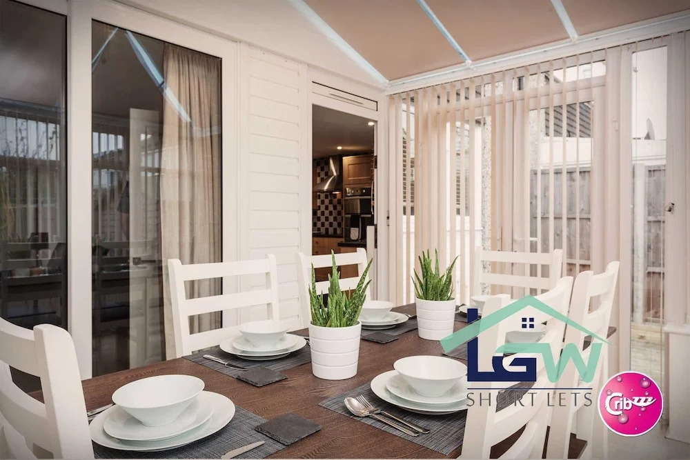 Gatwick Place- 4 bed 2 Bath Self Contained House Ideal for Keyworkers