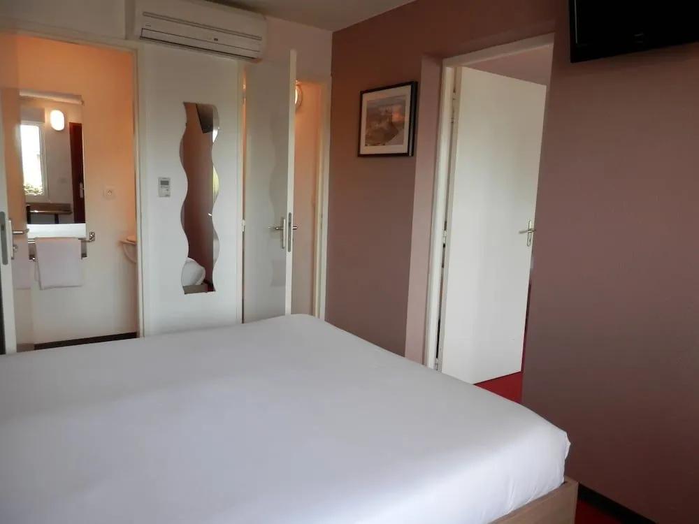 Ever Route 64 Brit Hotel Tarbes Ibos