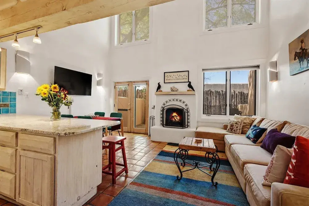 Casa Monzon - Perfect Location, Bright and Sunny Interior