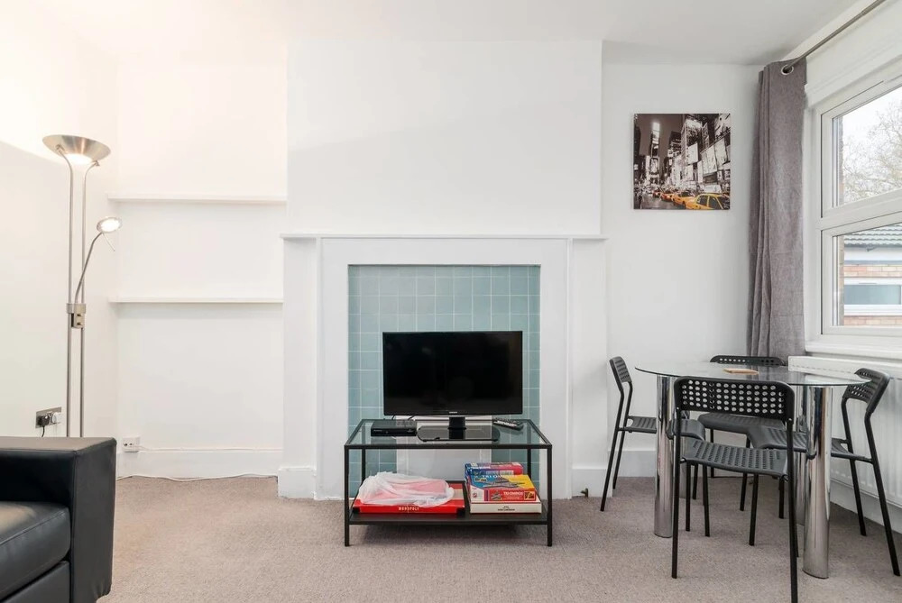 Modern 2 Bed, for 4 Guests in Golders Green!