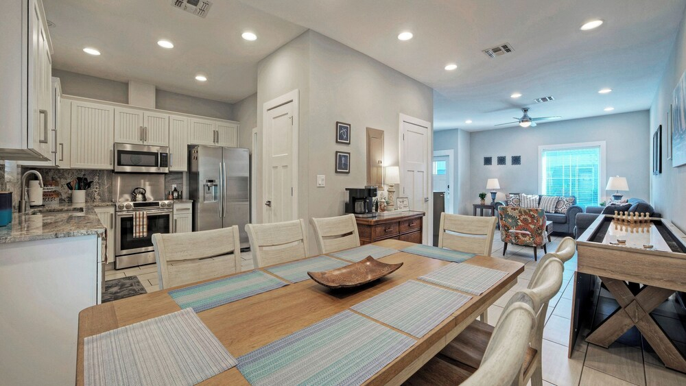 Sleeps 19 2 Homes w/ Pool, Foosball+shuffleboard Mins to the Beach + Shops