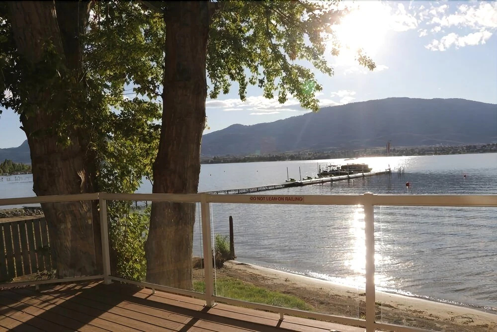 Lakefront Cottage at Nk'mip Campground - 4 Br Cabin