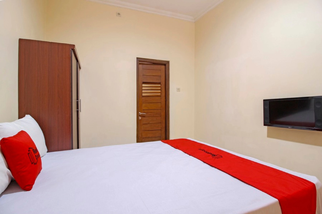 RedDoorz near Hartono Mall 3