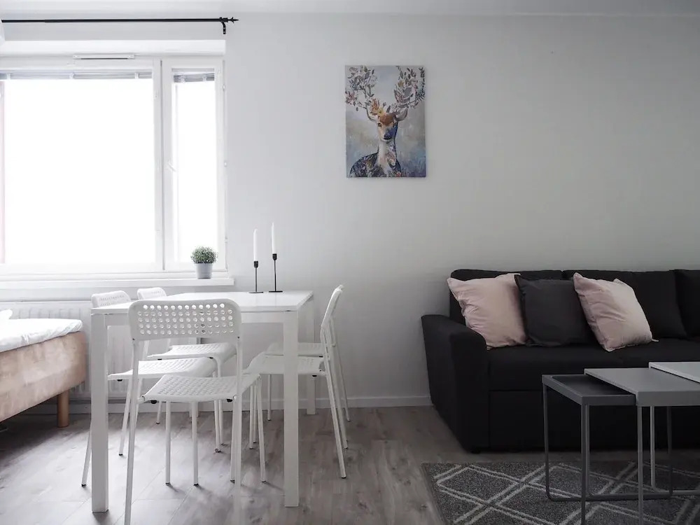 Spacious Downtown Apt with Balcony that Hosts 10