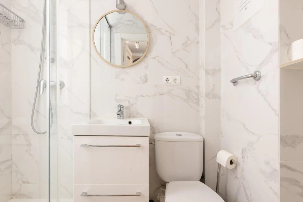 ApartEasy - Family 4-Bedroom Apartment