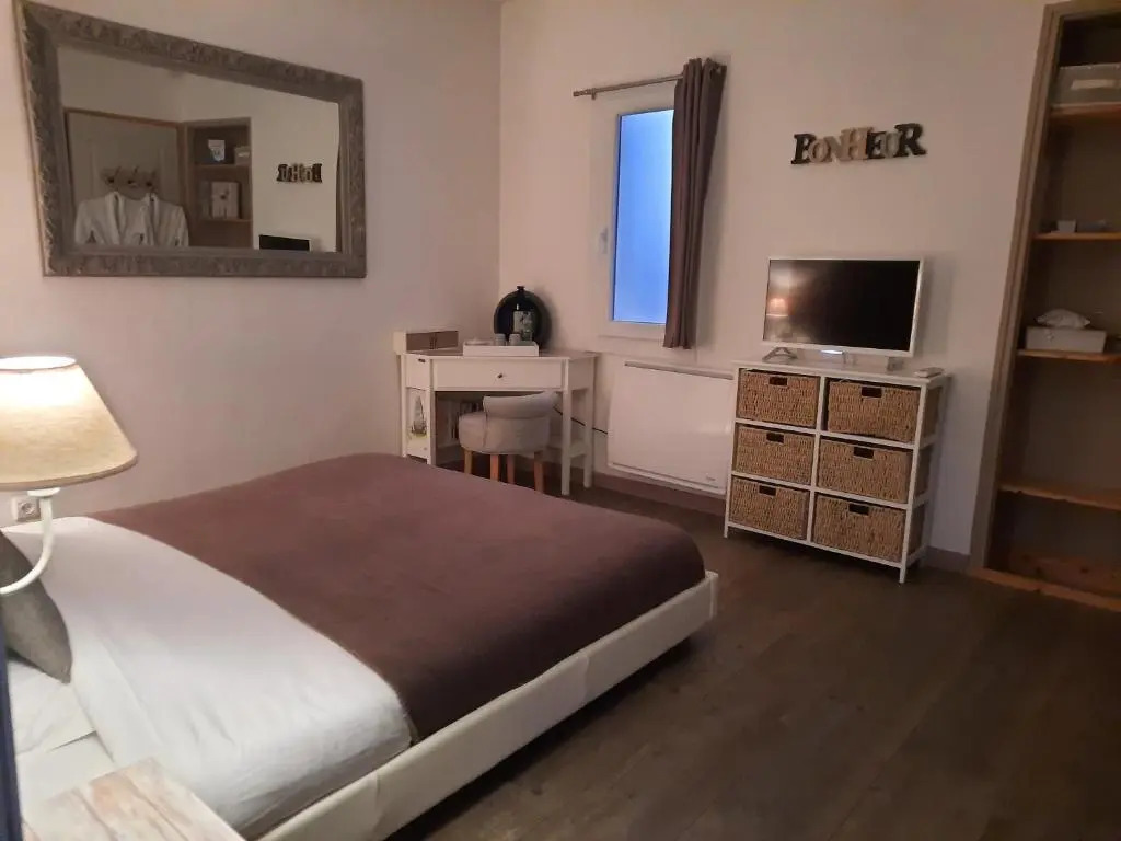 15min de la Cité de Carcassonne dans petit village, chambre au calme, petit-déjeuner et jacuzzi en supplément