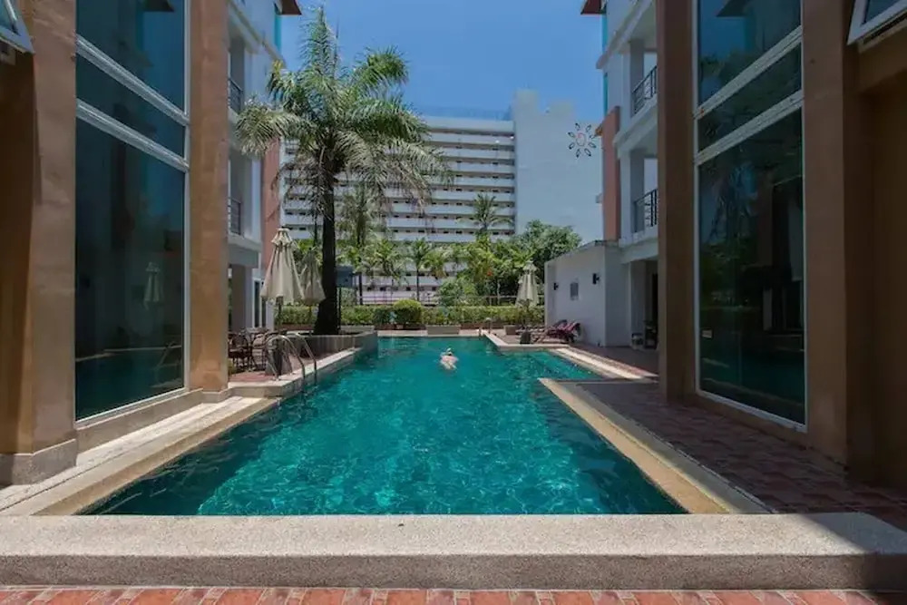 6-17 - 2 Bdr Condo With Balcony and Shared Pool