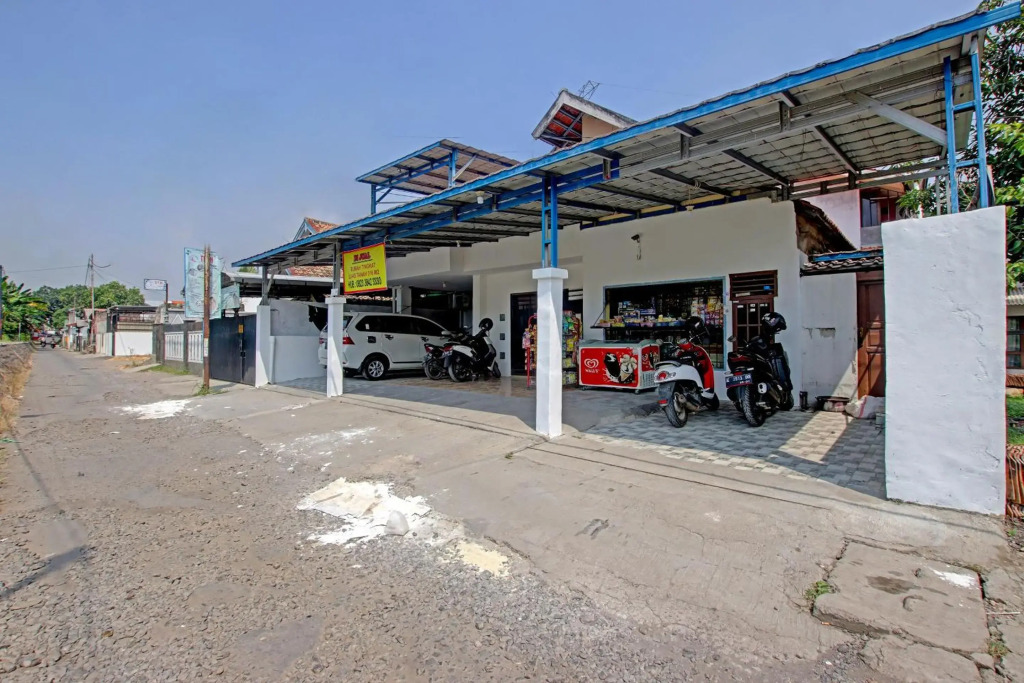SPOT ON 91506 Guest House Putri Raja