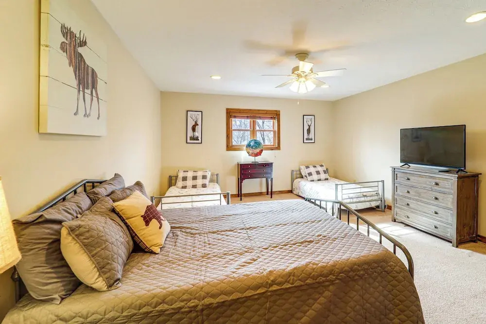 Mtn-view Deck, Game Room! Spacious Elk Park Lodge