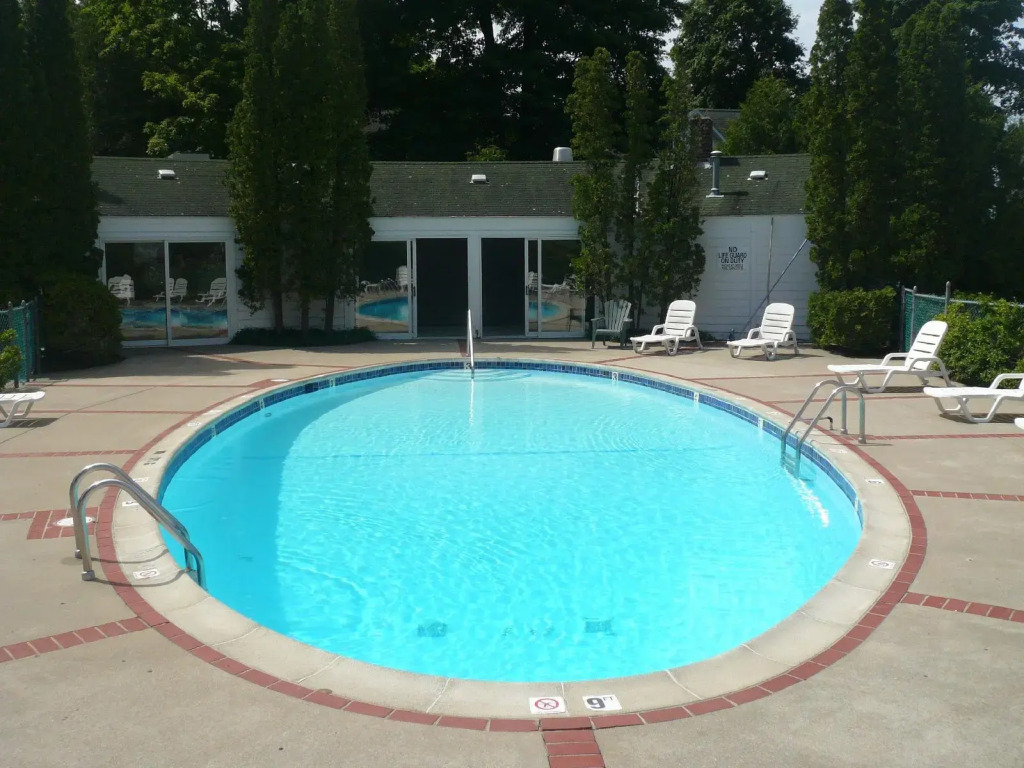 Colonial Inn Harbor Springs
