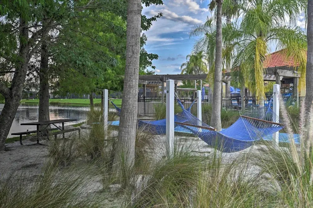 8 Mi to Disney: Villa w/ Screened Pool & Lanai