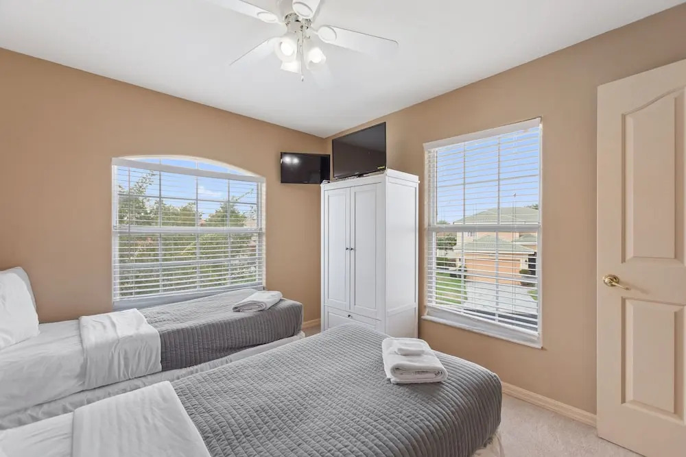6 Bedroom Premium Home With Pool, Spa and Games Room #800