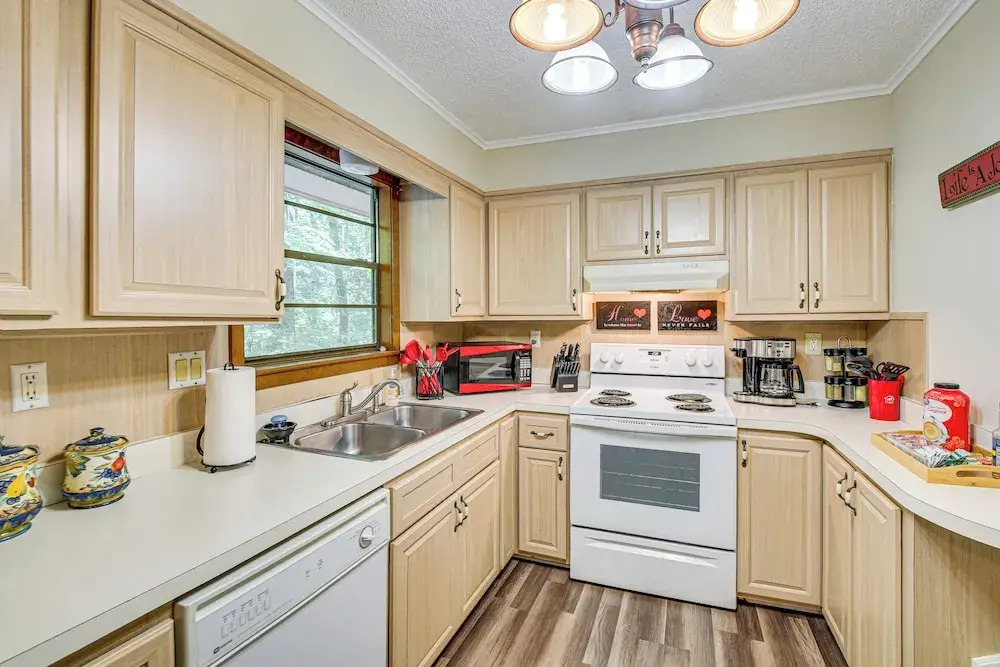 1/2 Mi to DeSoto Lake: Hot Springs Village Home