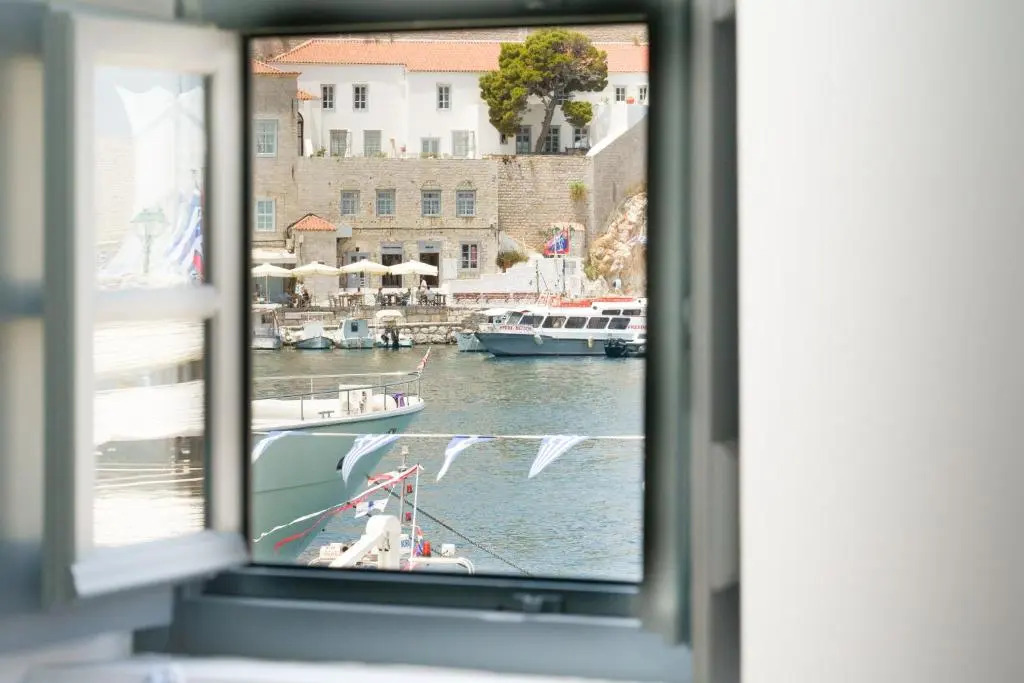 MyCrown Suite, Luxurious apartment with sea view located at the port of Hydra