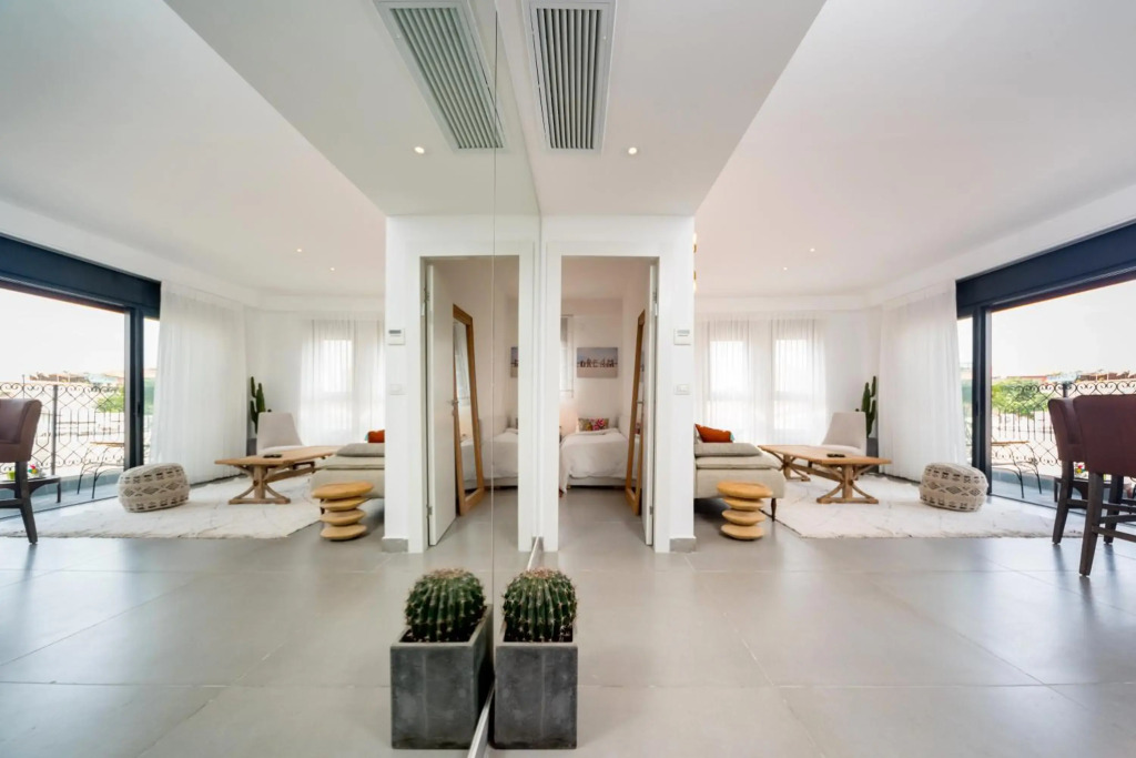 Walk to Beaches from an Arty New-Build Apartment