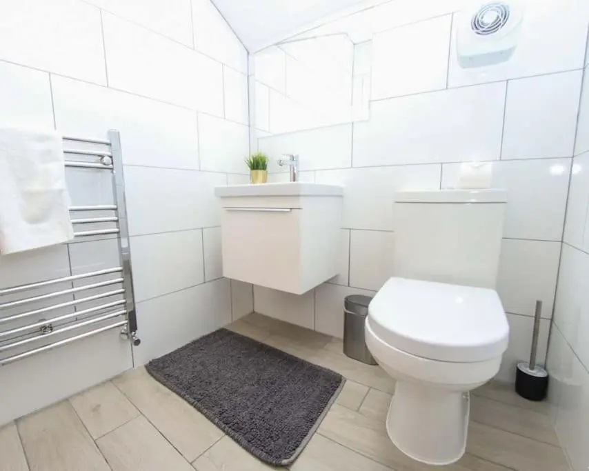 No11 Luxe Living Guest House-Sleeps 6-Family Friendly-Private Parking-Wifi-City-Beach
