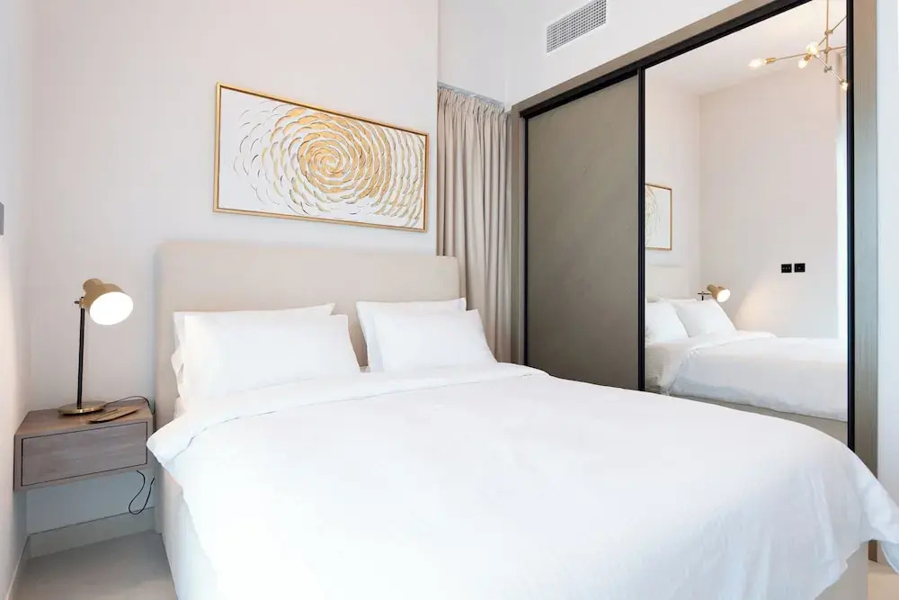 Luxurious 2-BR Oasis Steps Burj Khalifa