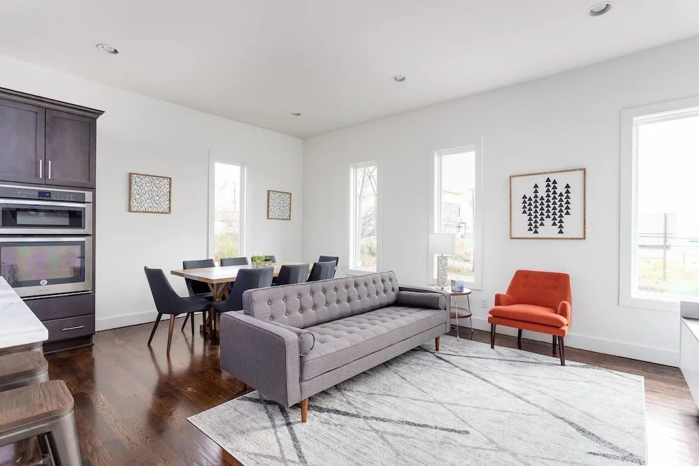 Modern 4br/2.5ba by DT w/ Roof Deck by Domio