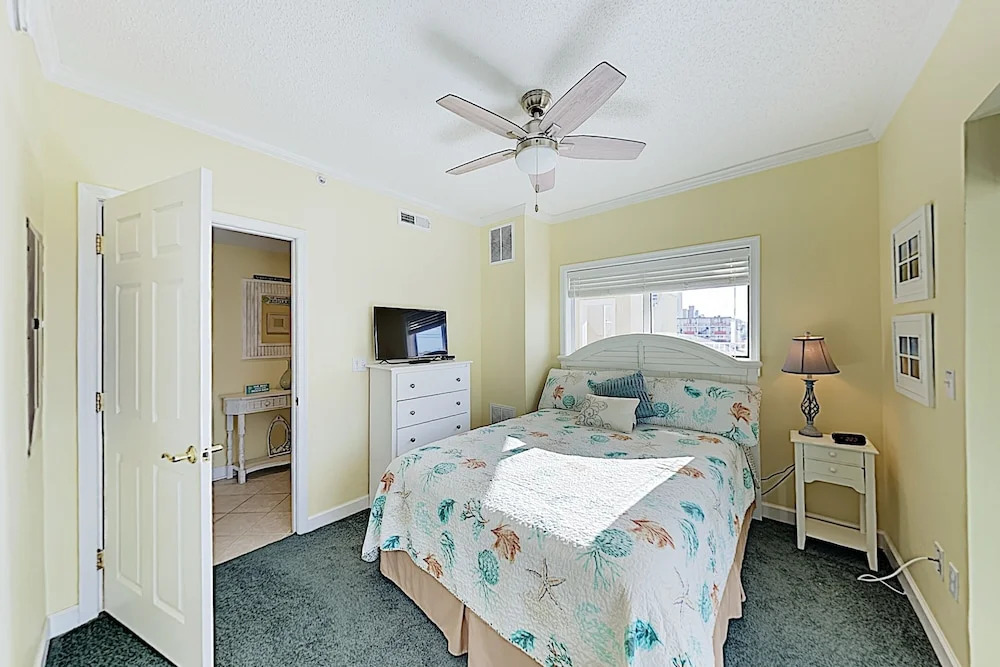 New Listing! Corner-unit W/ Balcony, 300 To Beach 3 Bedroom Condo