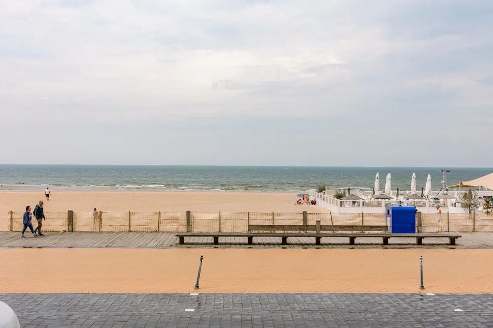 Stunning Seafront Apartment With Modern Comforts and Dike Views