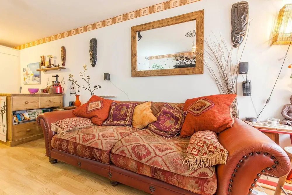 Amazing Riverside Boheme Home in SW London!