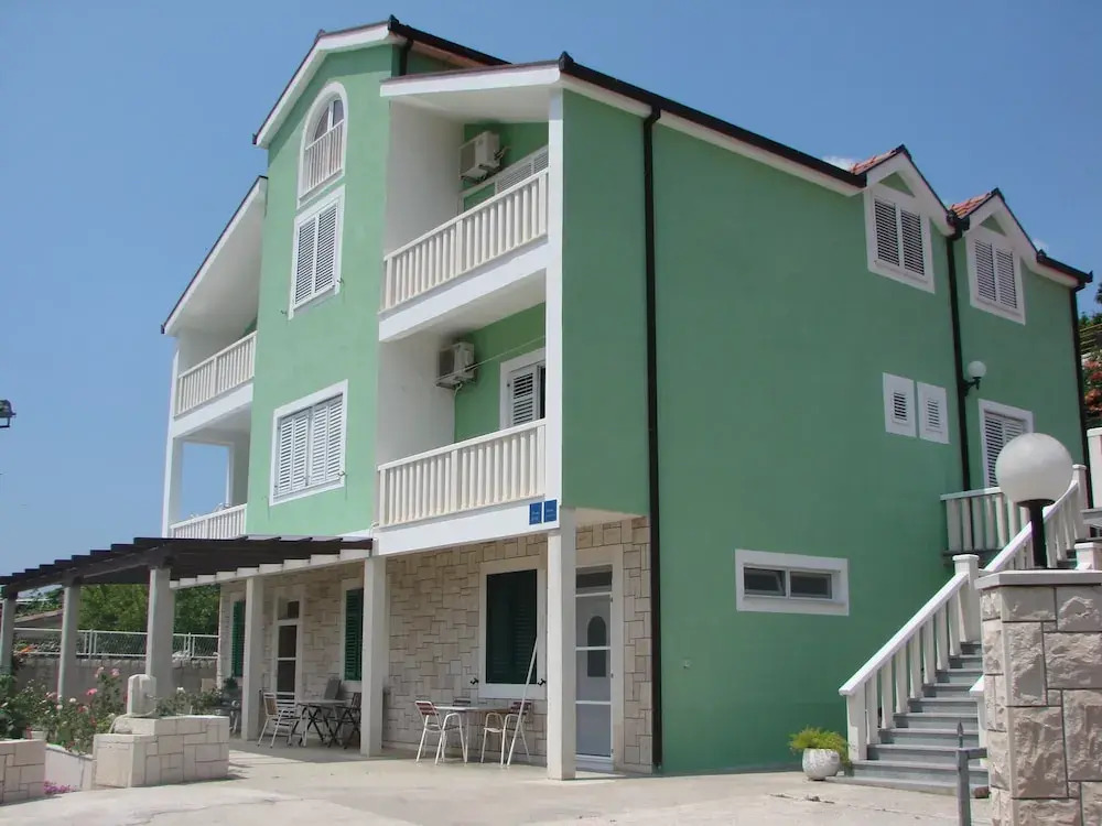 Villa with with 5 apartments in Peracko Blato