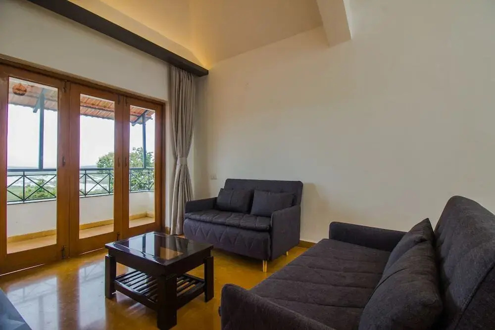 OYO Home 17402 Pool View Villa 4BHK