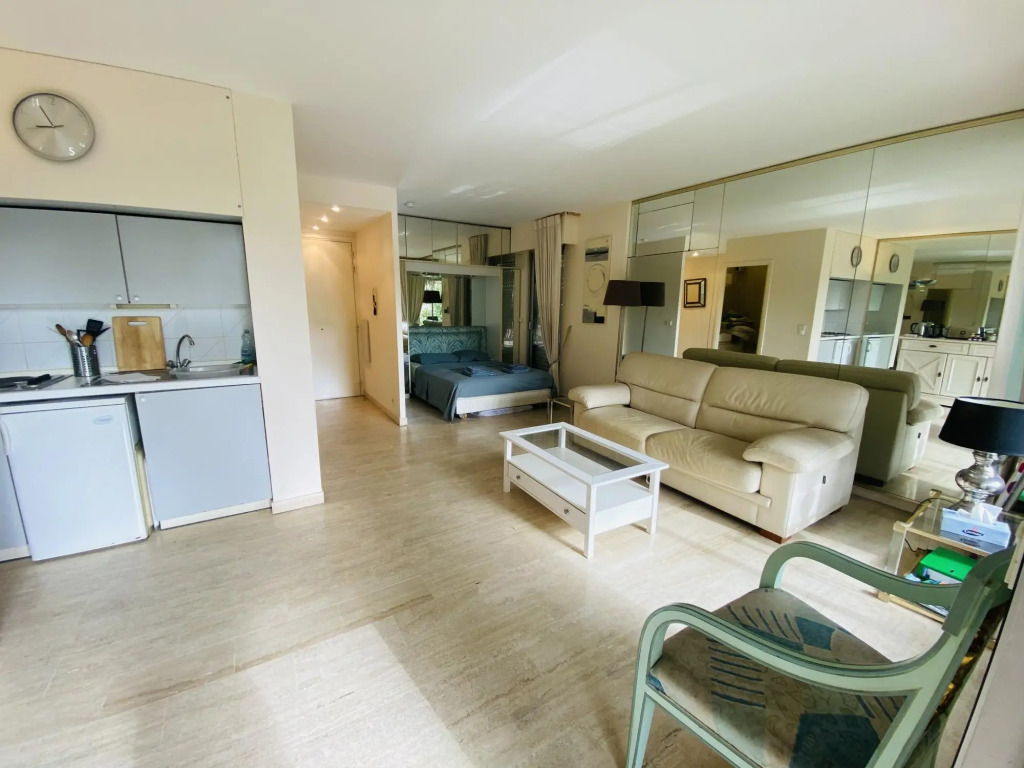 Modern and light studio apartment in prestgious area of Cannes. Small garden and pool. - 743