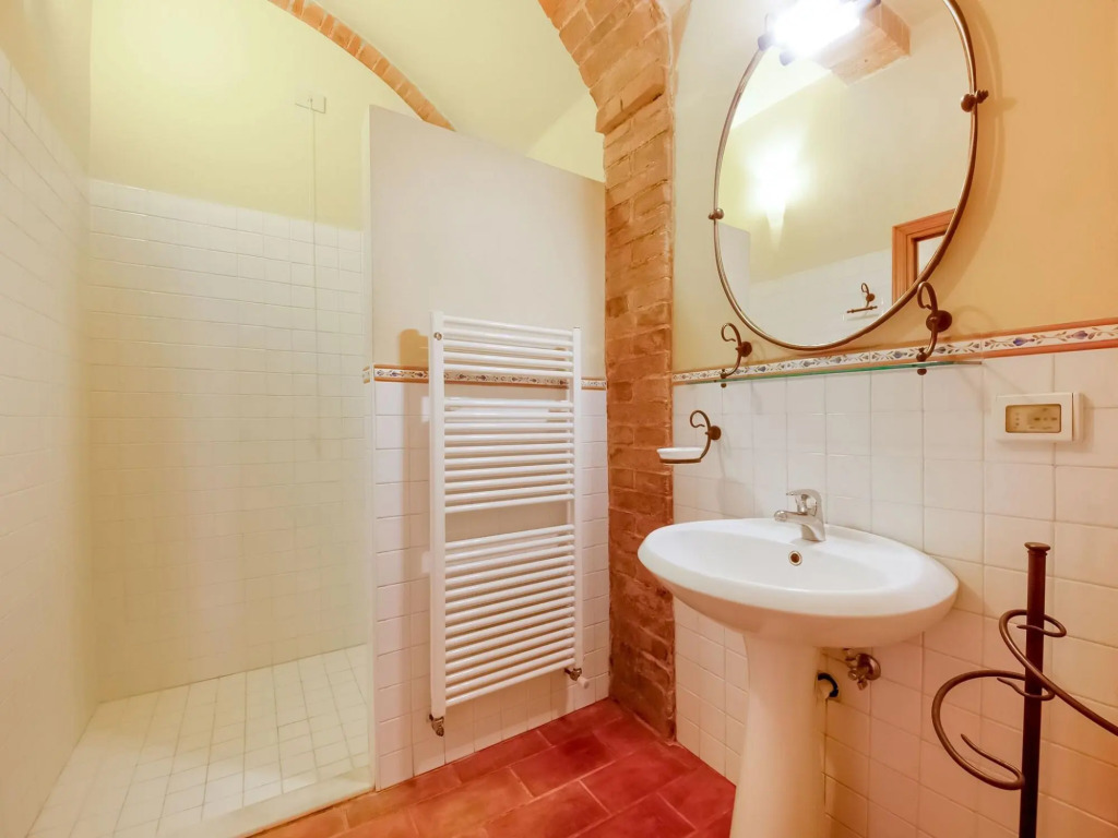 Boutique Cottage in Poggibonsi with Pool