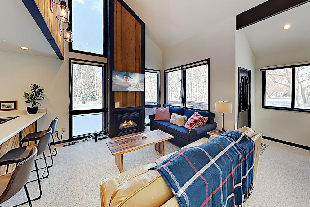 New Listing! Chic W/ Pool - Walk To Lifts 2 Bedroom Condo