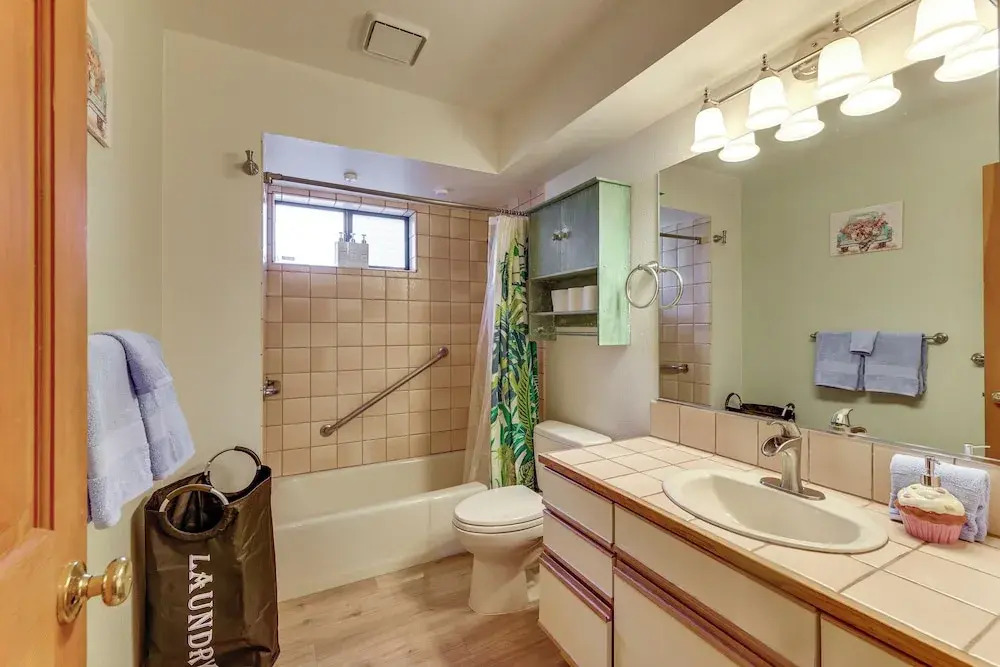 3 Mi to Lake Tahoe: Forest-view Sanctuary w/ Deck!
