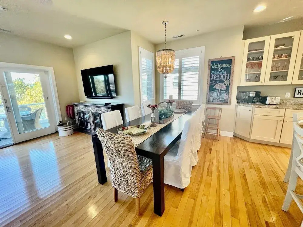 Blacstone Avenue 38285