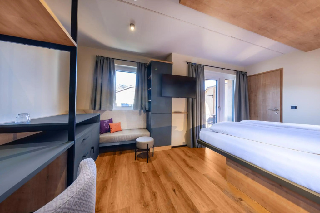 PEOPLES Hotel