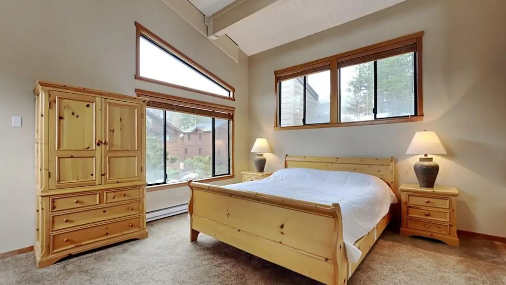 Beautiful Mountainside 4 BR Plus Loft/4 Bath Home in Mammoth! by RedAwning