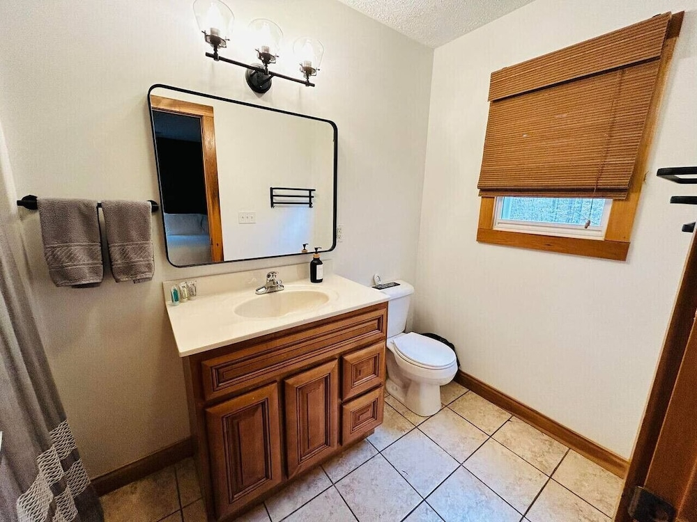 14 Guest, 7 Bed, 4 BR, Lakefront Cabin w/ Hot Tub