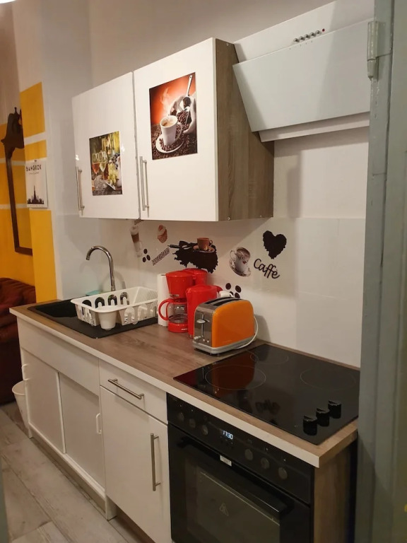 Sweet Central Tiny Apartment for 4 People