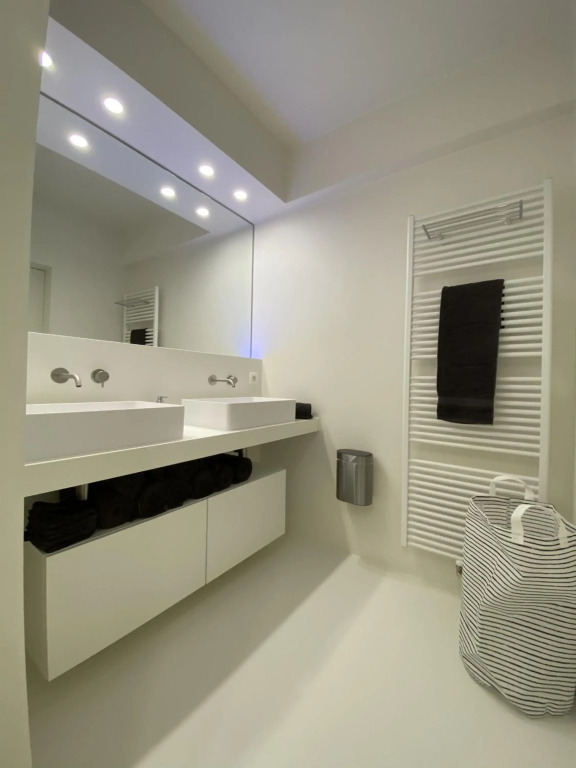 OSKAR luxe appartement op zeedijk met zeezicht